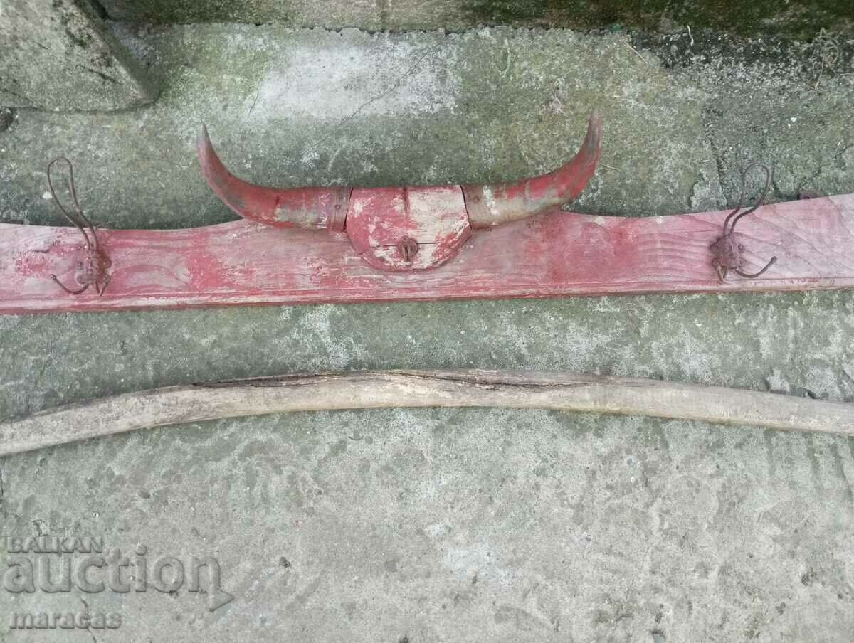 Umeraș și balansoar pentru obiecte vechi din lemn cu preț 44.00 BGN | € 22.50 Umeraș și balansoar pentru obiecte vechi din lemn cu preț 44.00 BGN | € 22.50