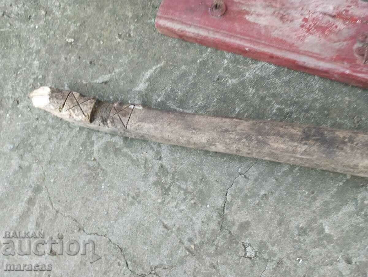 Δημοπρασία Παλιά ξύλινα αντικείμενα κρεμάστρα και κουνιστή