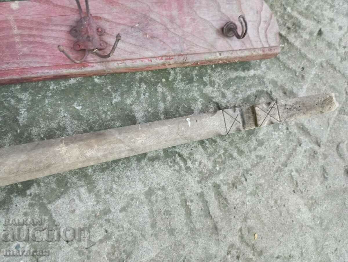Παράδοση Παλιά ξύλινα αντικείμενα κρεμάστρα και κουνιστή