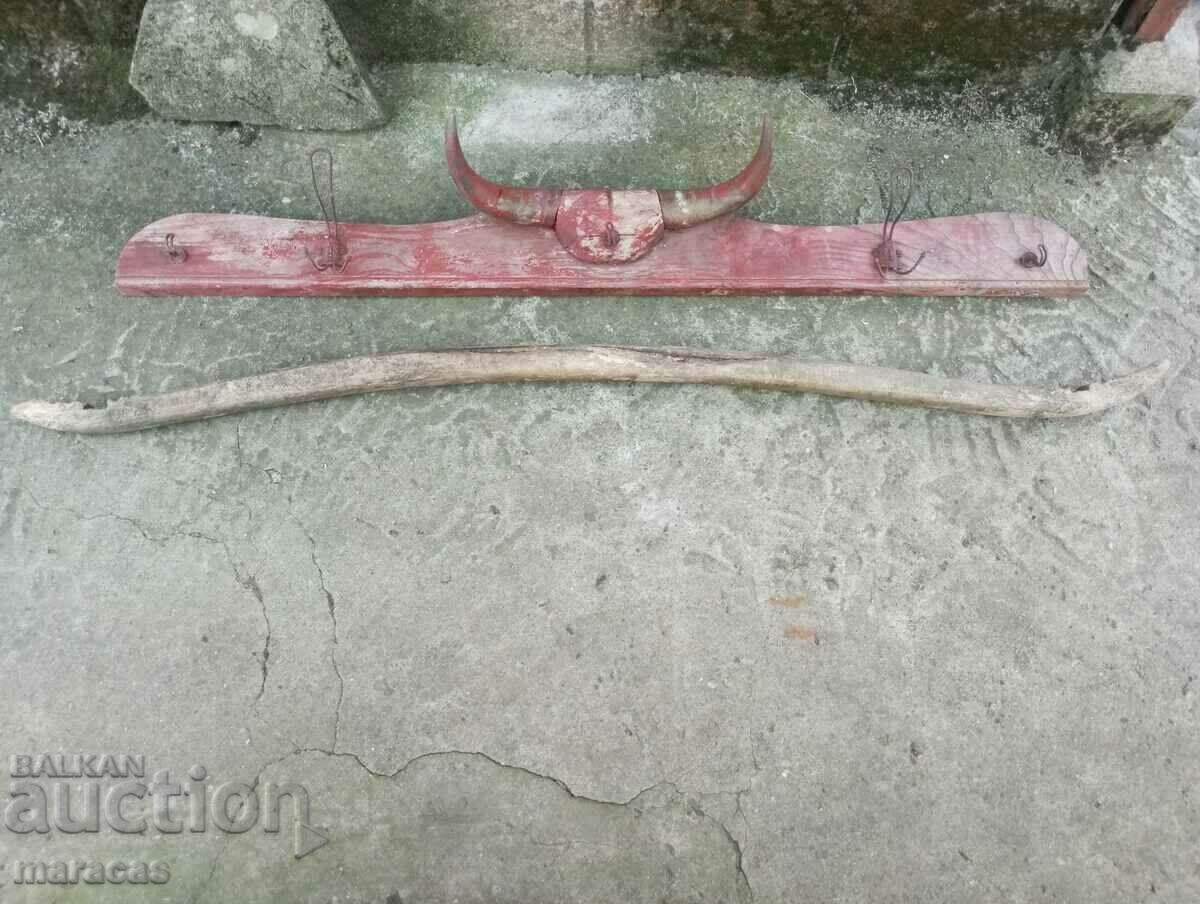 Umeraș și balansoar pentru obiecte vechi din lemn Umeraș și balansoar pentru obiecte vechi din lemn