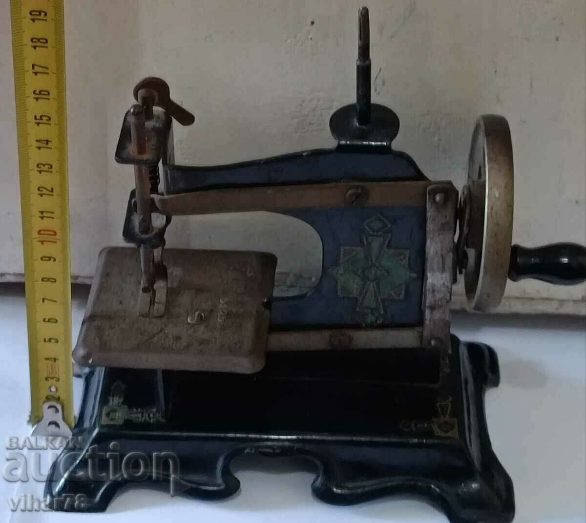 Small collectible children's sewing machine with price 159.99 BGN | € 81.80 Small collectible children's sewing machine with price 159.99 BGN | € 81.80