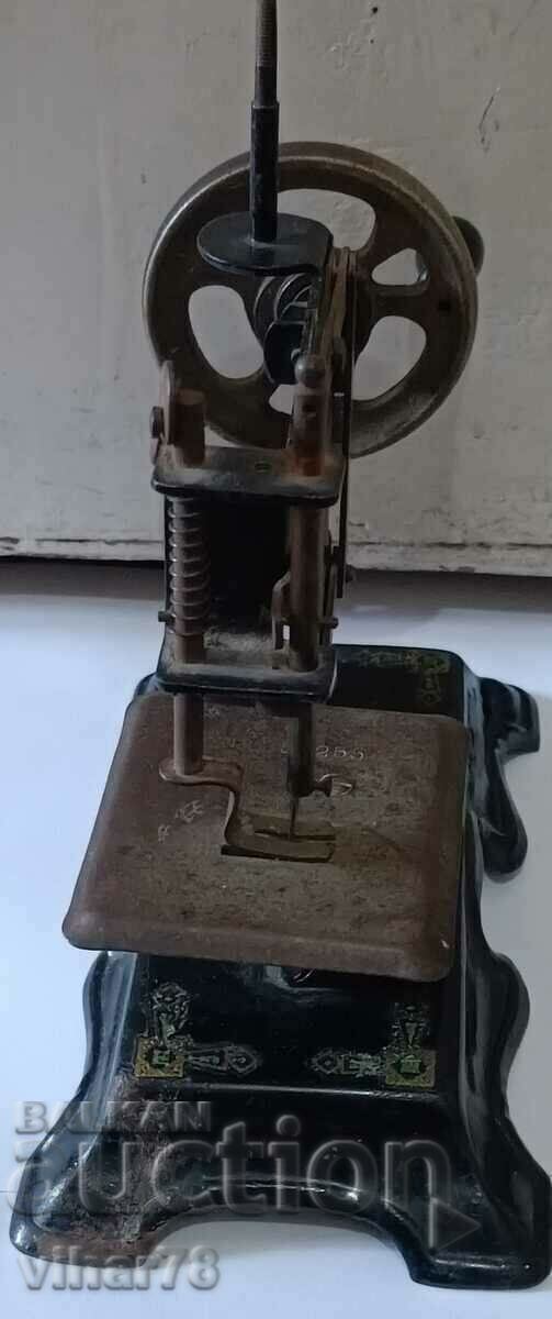 Small collectible children's sewing machine - 6 Small collectible children's sewing machine - 6