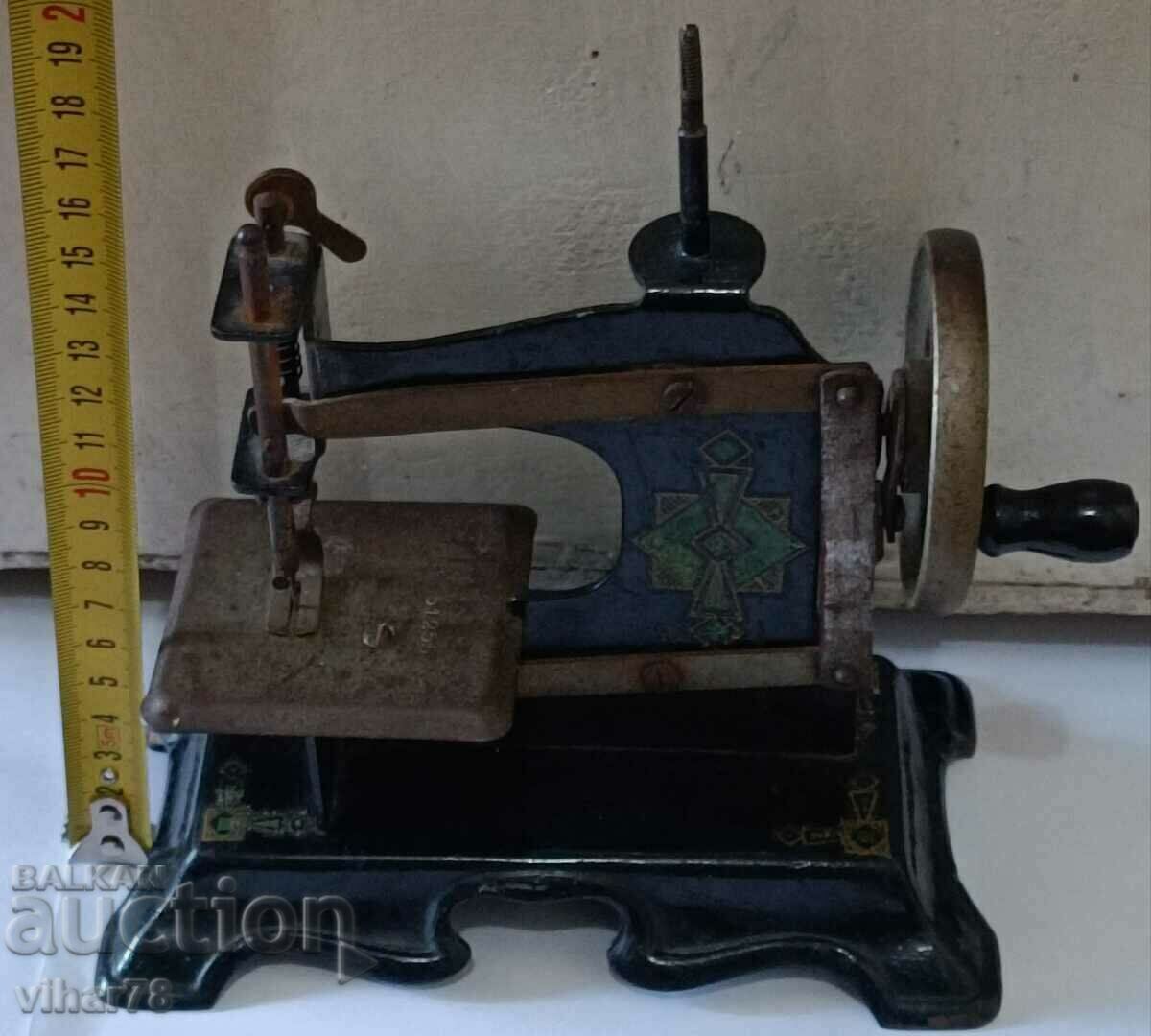 Mașină de cusut mică de colecție pentru copii - 7 Mașină de cusut mică de colecție pentru copii - 7