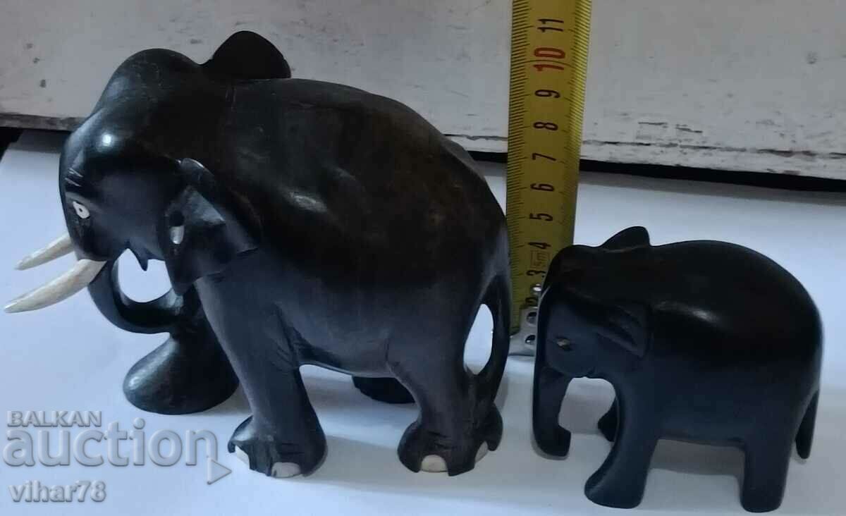 Delivery of Lot of two elephant figures Delivery of Lot of two elephant figures