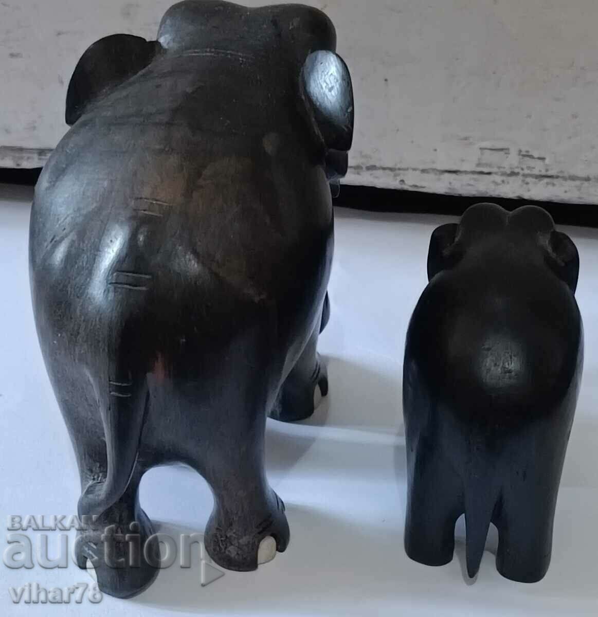 Lot of two elephant figures - 6 Lot of two elephant figures - 6