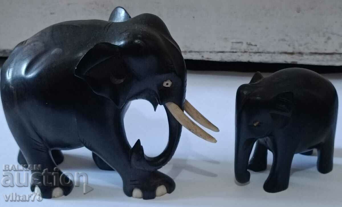 Lot of two elephant figures - 7 Lot of two elephant figures - 7