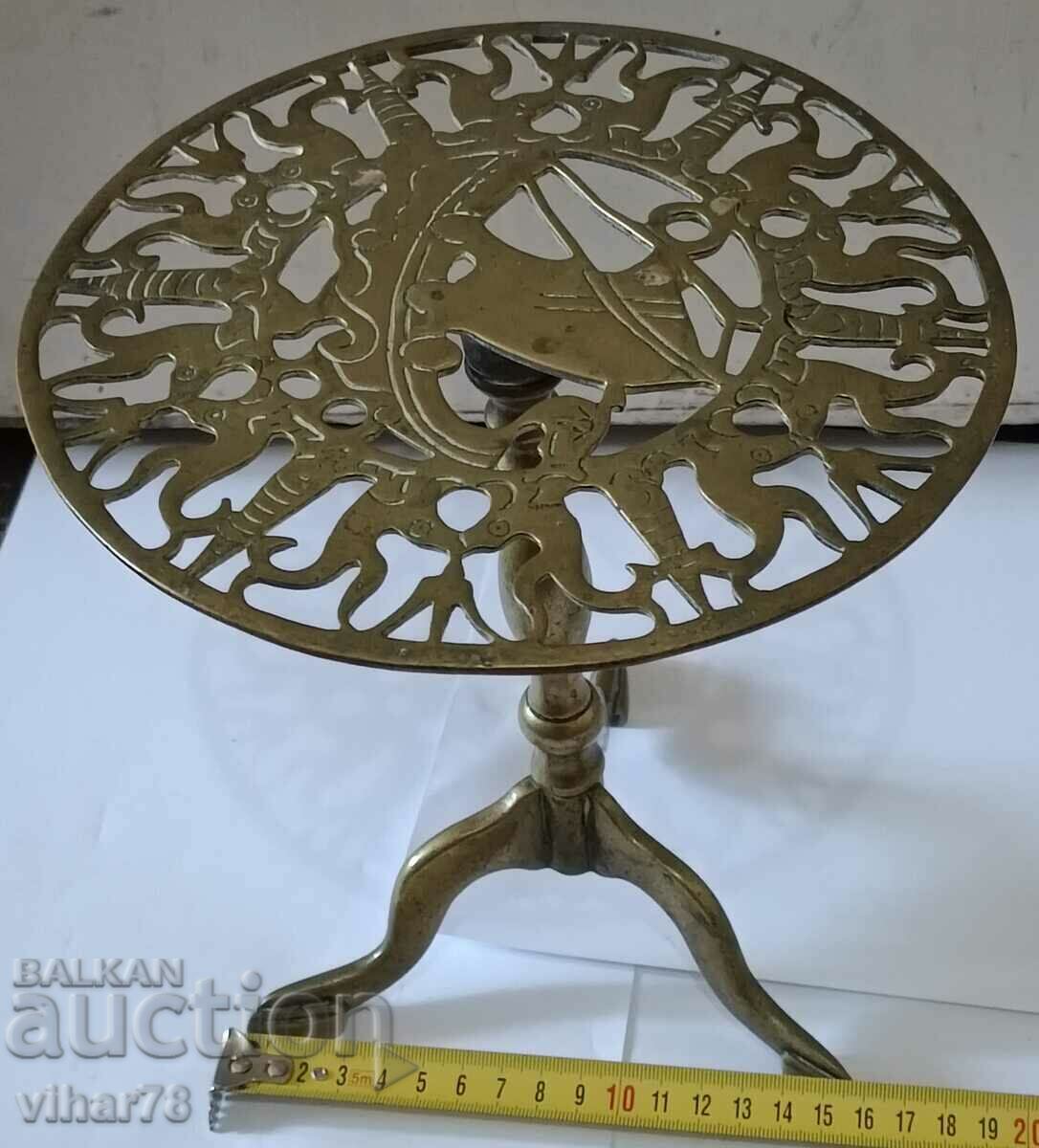 Masa mica din alama cu preț 84.99 BGN | € 43.45