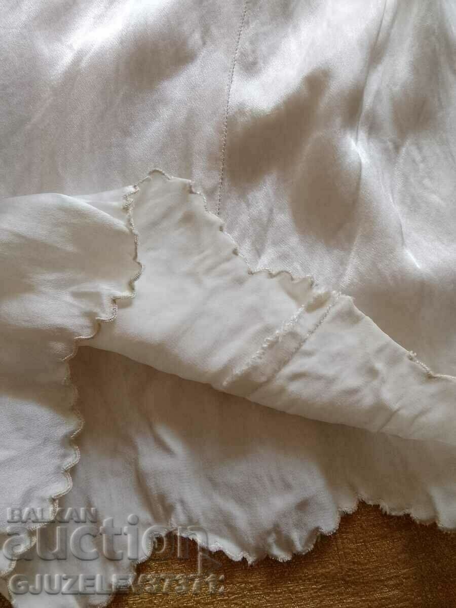 Auction  Women's nightgown embroidered - silk satin 19th century