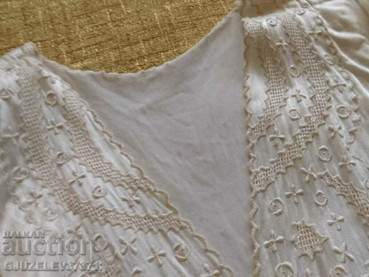 Delivery of Women's nightgown embroidered - silk satin 19th century