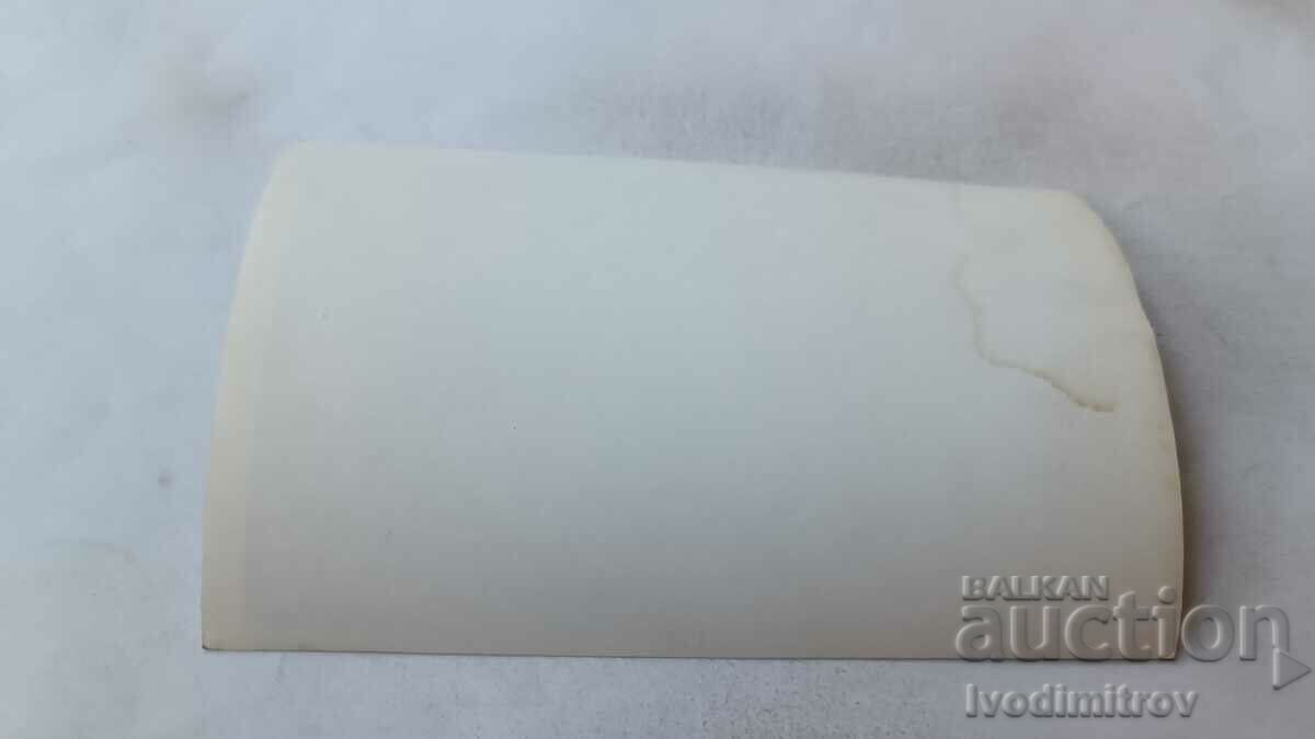 Φωτογραφία Άνθρωπος και ένα μικρό μαύρο σκυλί με τιμή 1.65 BGN | € 0.84 Φωτογραφία Άνθρωπος και ένα μικρό μαύρο σκυλί με τιμή 1.65 BGN | € 0.84