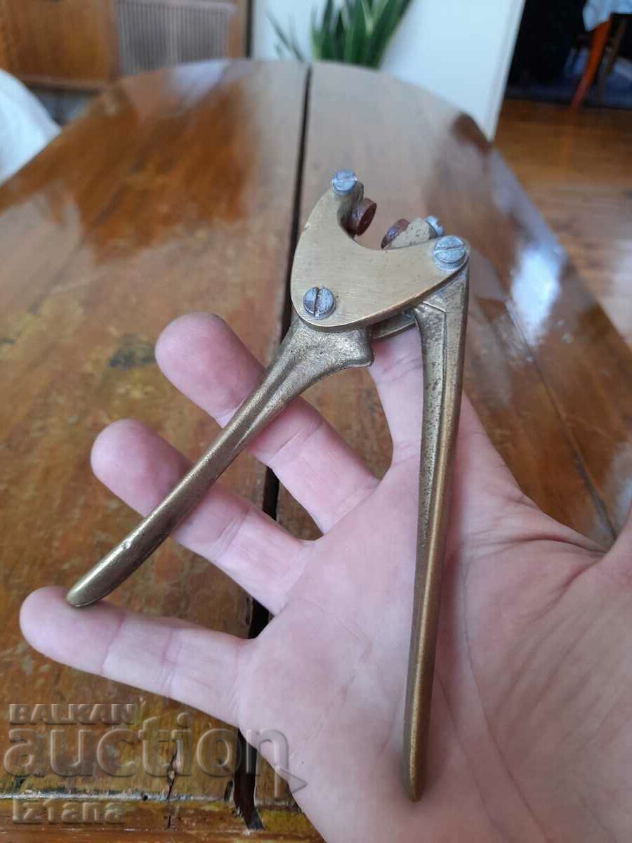 Old sealing pliers with price 30.00 BGN | € 15.34 Old sealing pliers with price 30.00 BGN | € 15.34