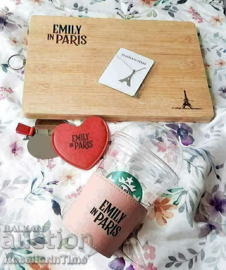 Ново дамско огледалце сърце Emily in Paris, червено с цена € 8.00 | 15.65 лв.