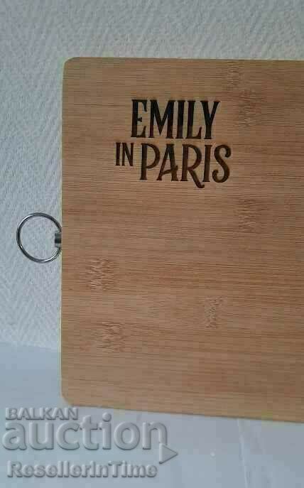 Ξύλινη διακοσμητική σανίδα Emily στο Παρίσι με τιμή € 12.00 | 23.47 BGN Ξύλινη διακοσμητική σανίδα Emily στο Παρίσι με τιμή € 12.00 | 23.47 BGN