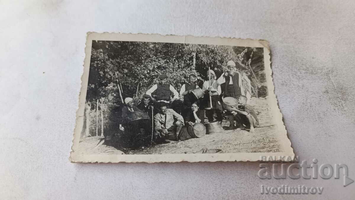 Photo Men and women with wooden bangles