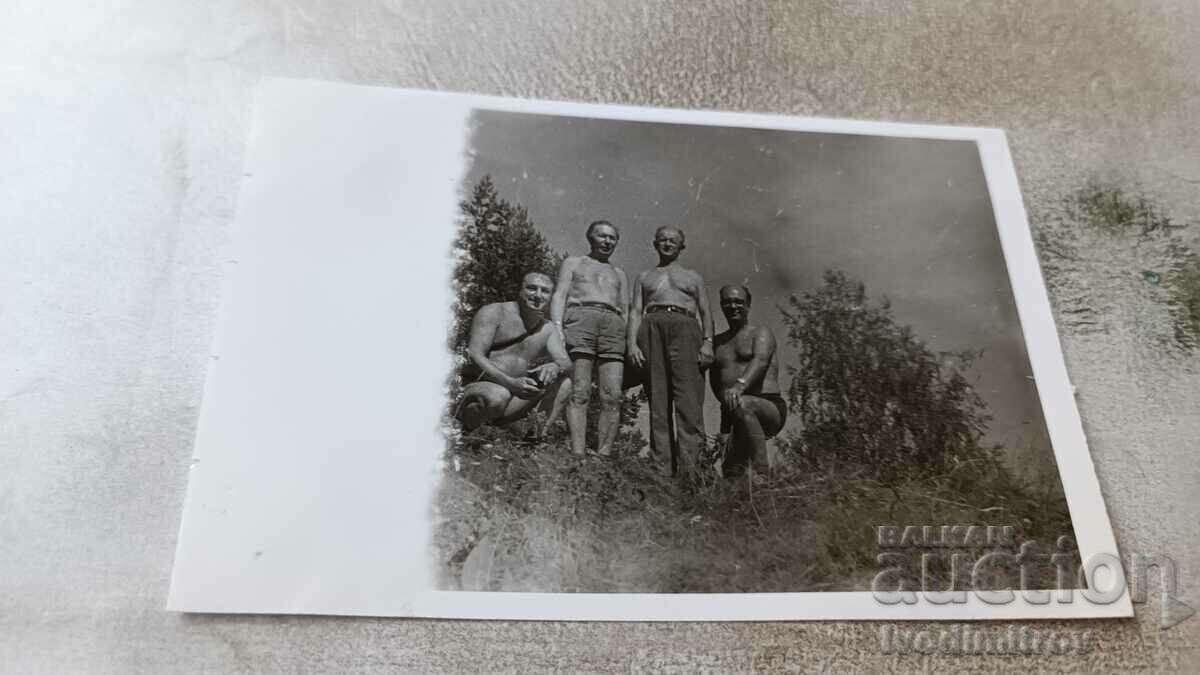 Снимка Четирима мъже голи до кръста в планината