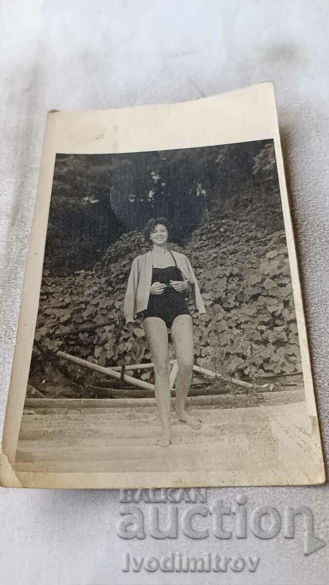 Снимка Младо момиче с цял бански на плажа