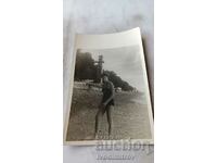 Снимка Младо момиче с цял бански на плажа