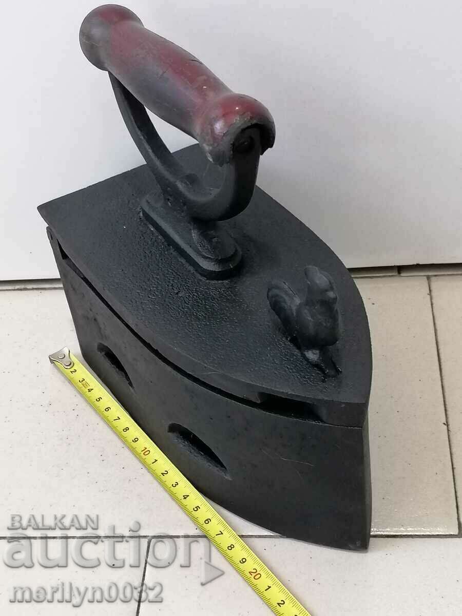 Un fier de călcat vechi în flăcări - 5 Un fier de călcat vechi în flăcări - 5