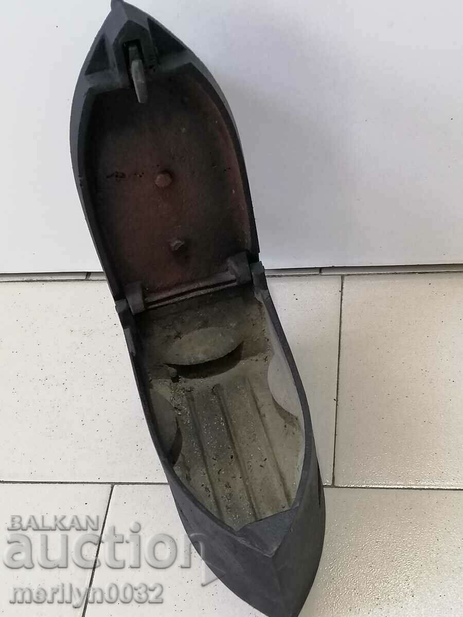 Un fier de călcat vechi în flăcări - 6 Un fier de călcat vechi în flăcări - 6