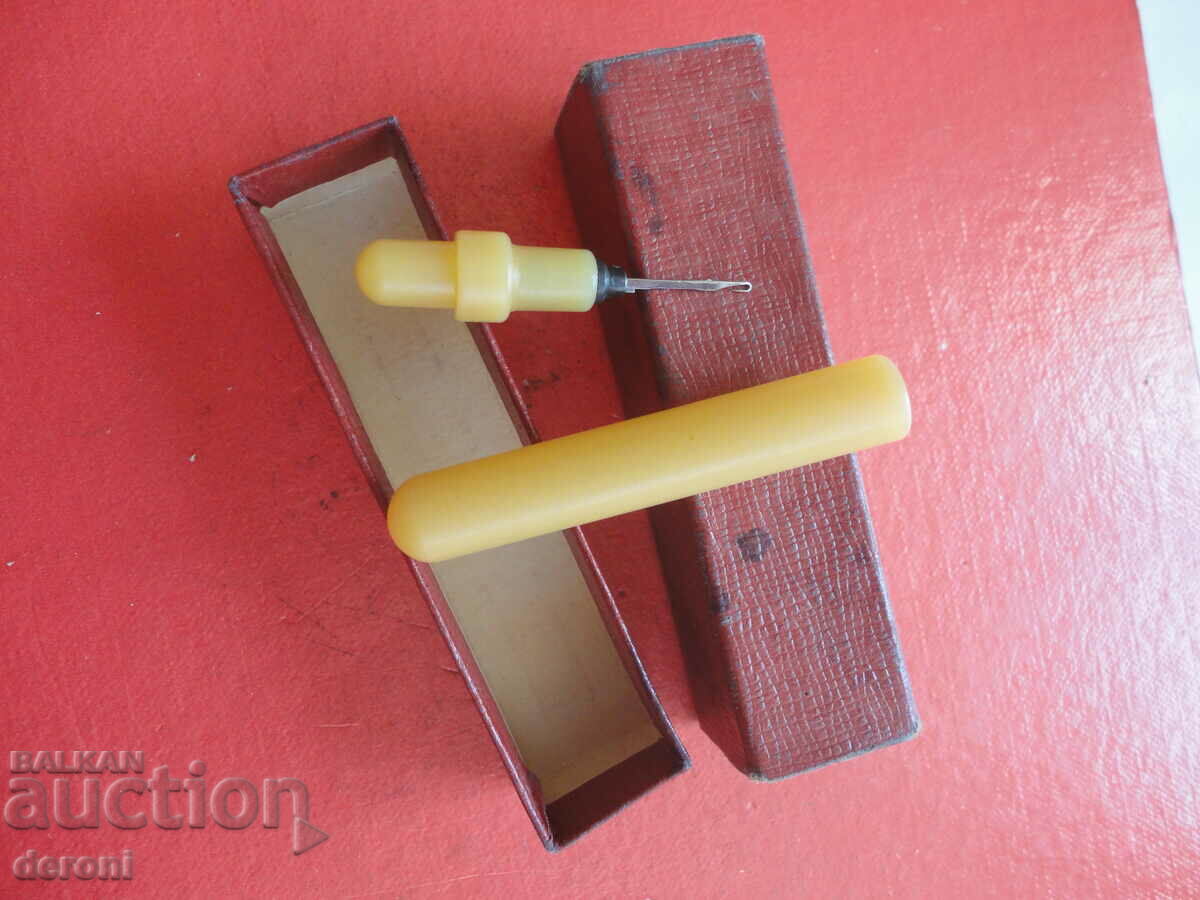 Παράδοση Vintage όργανο σε κουτί Παράδοση Vintage όργανο σε κουτί