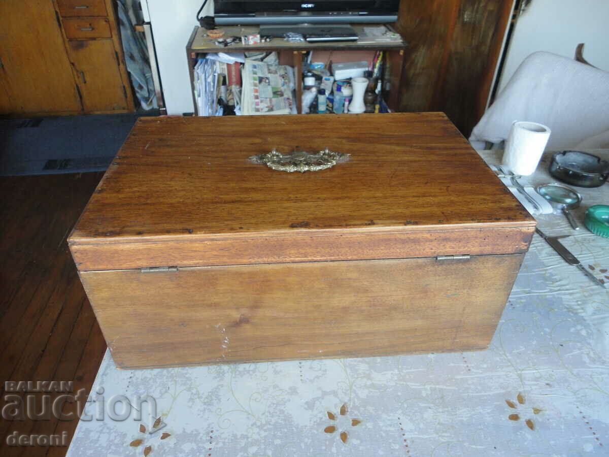 Auction Great wooden casket box walnut Auction Great wooden casket box walnut