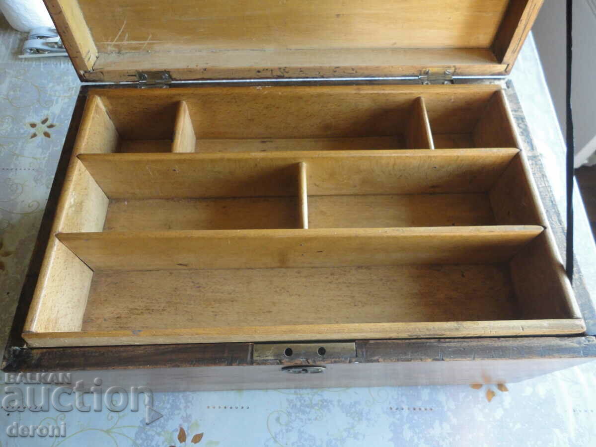 Delivery of Great wooden casket box walnut Delivery of Great wooden casket box walnut