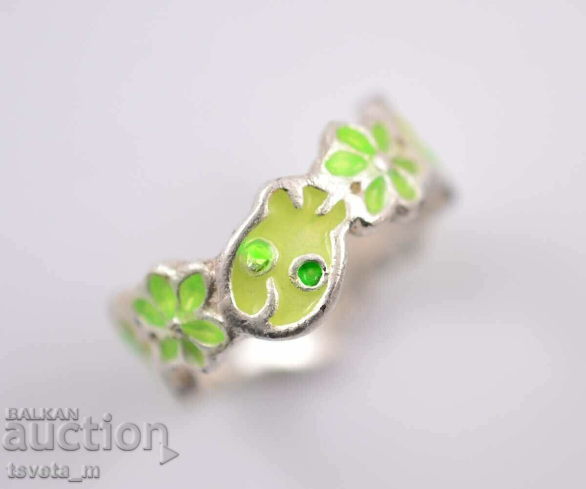 Auction Ladies' ring Auction Ladies' ring