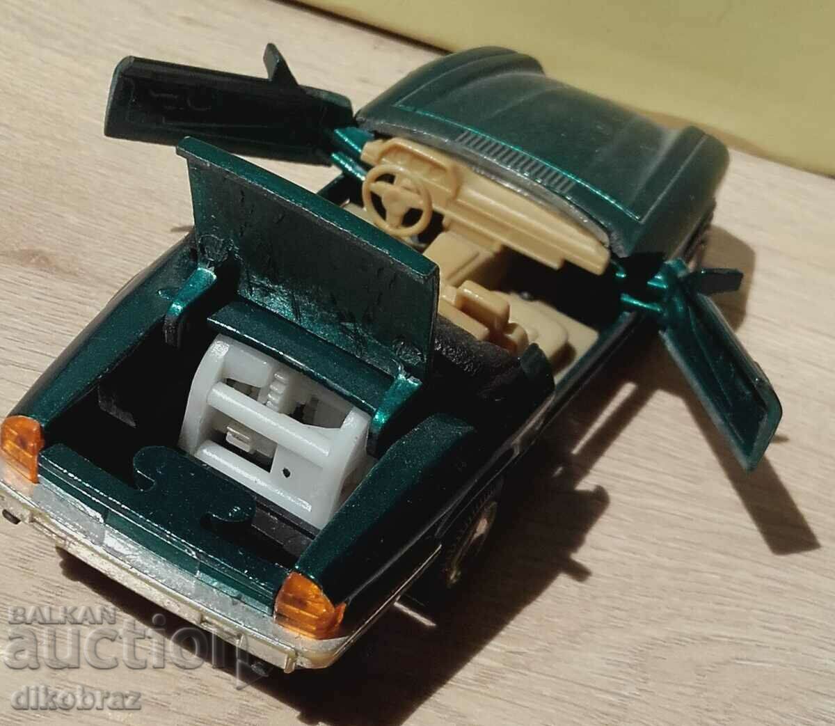 Delivery of Jaguar / Jaguar - convertible Delivery of Jaguar / Jaguar - convertible