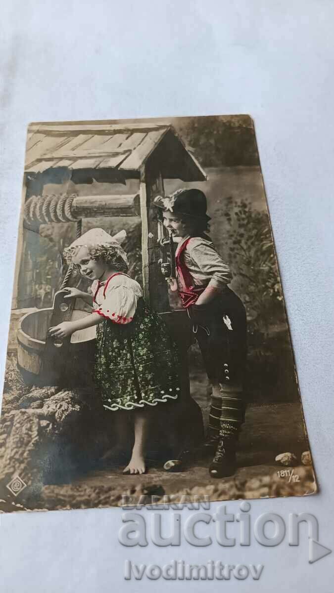 P K Băiat și fată cu o găleată de lemn la fântână