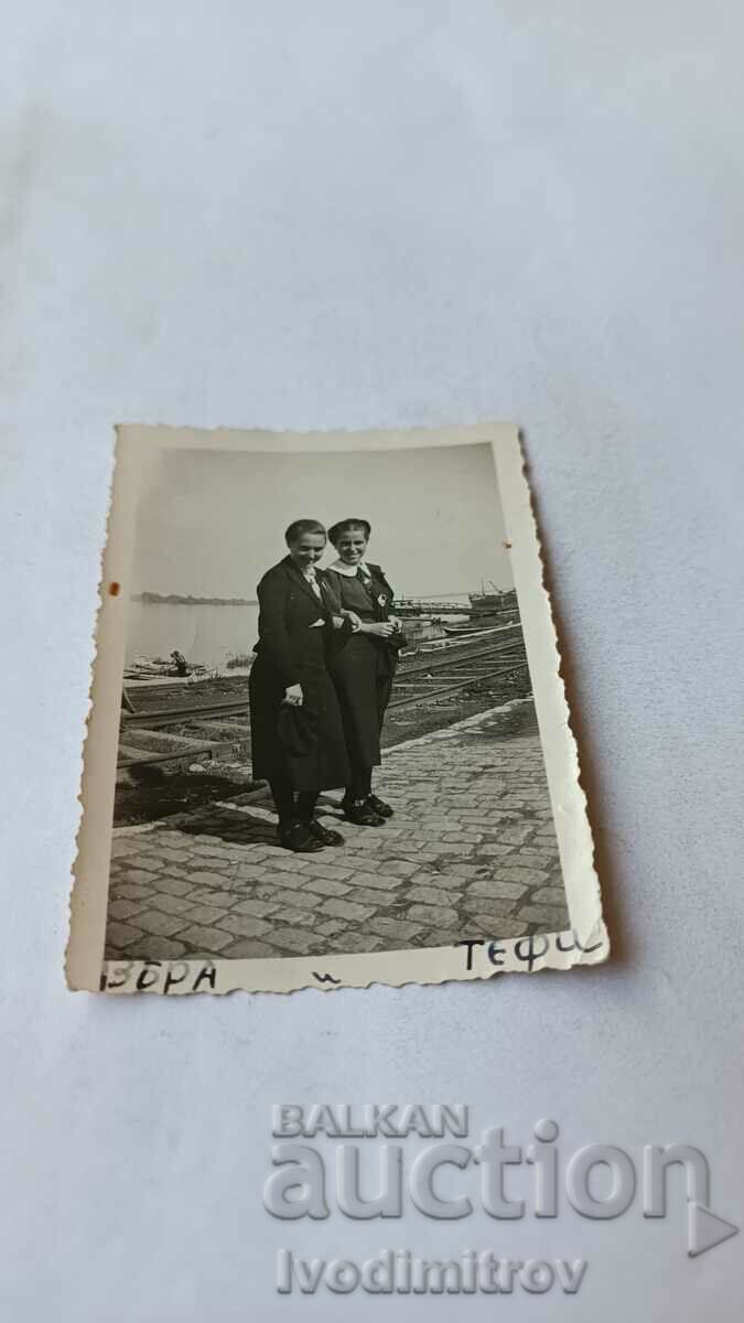 Foto Lom Două fete tinere 1937