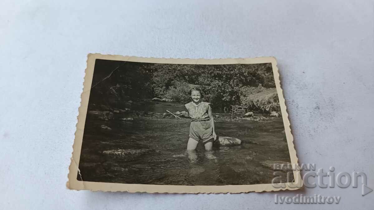 Снимка Младо момиче в реката