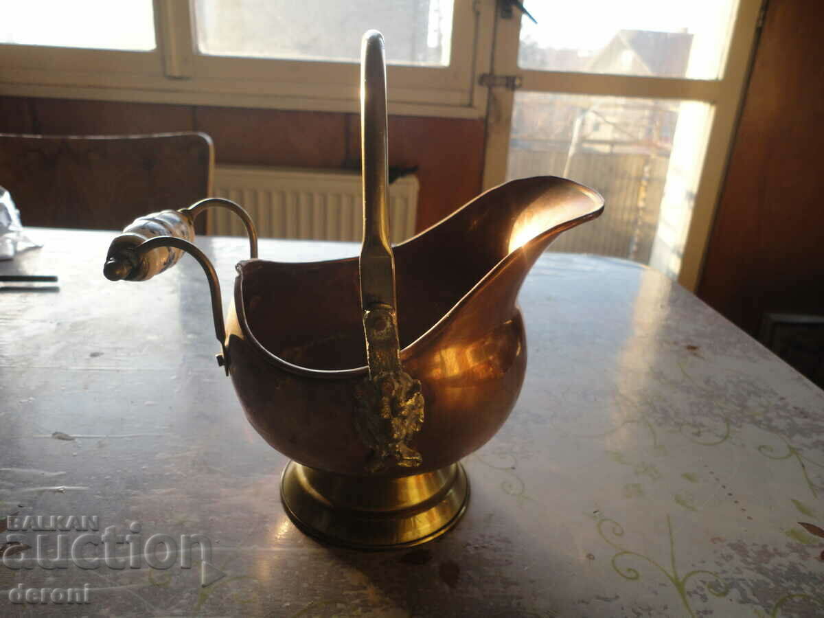 Auction An amazing copper pot, a copper kettle, bronze and porcelain Auction An amazing copper pot, a copper kettle, bronze and porcelain