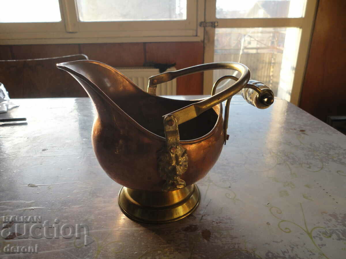 Delivery of An amazing copper pot, a copper kettle, bronze and porcelain Delivery of An amazing copper pot, a copper kettle, bronze and porcelain