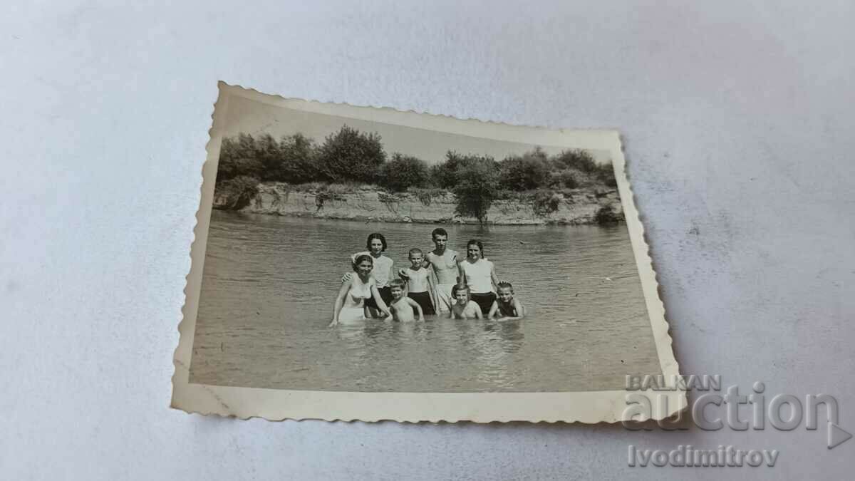 Снимка Младежи девойки и деца в река Искър