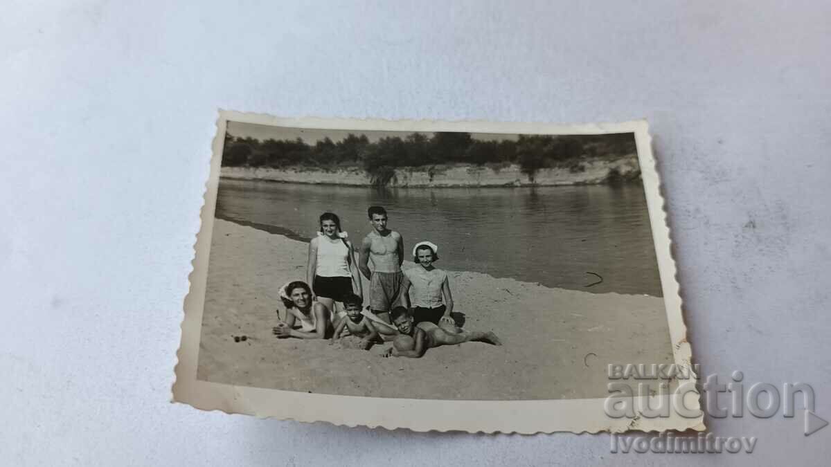 Doamna Gigen Mladej și fetele pe pykaka de-a lungul râului Iskar