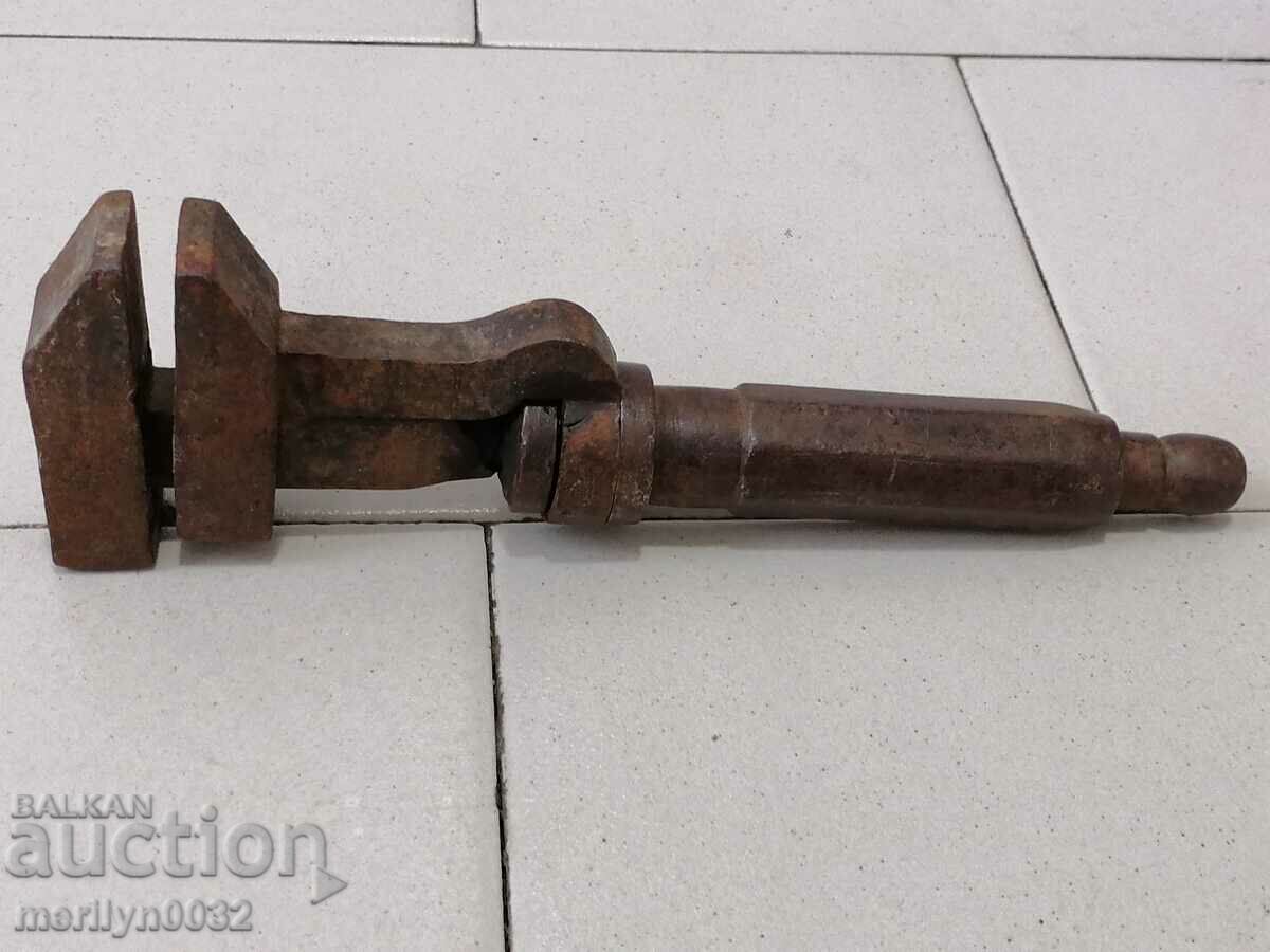 O cheie forjată veche de la un atelier de roți cu preț 44.00 BGN | € 22.50 O cheie forjată veche de la un atelier de roți cu preț 44.00 BGN | € 22.50