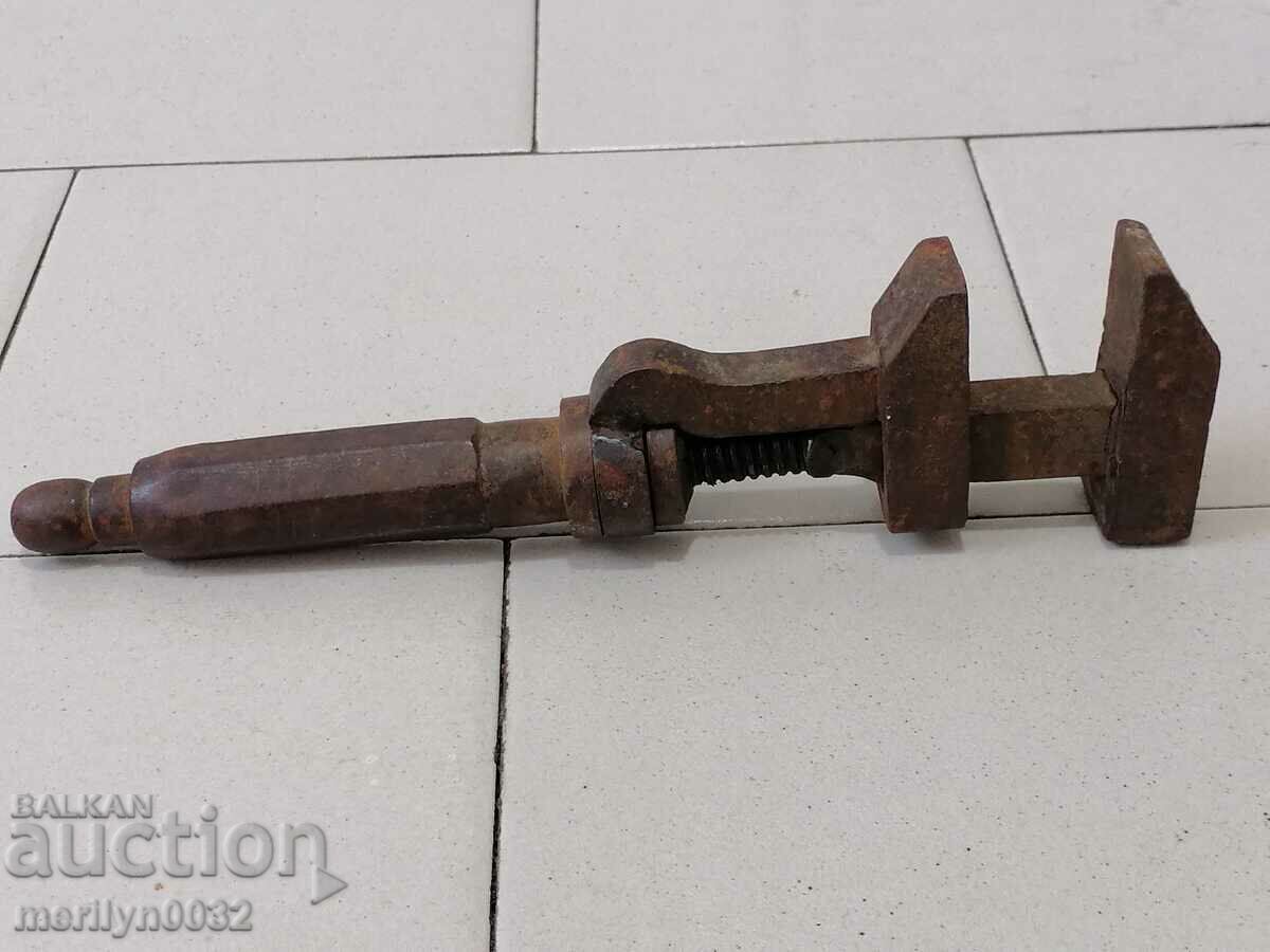 Licitație O cheie forjată veche de la un atelier de roți Licitație O cheie forjată veche de la un atelier de roți