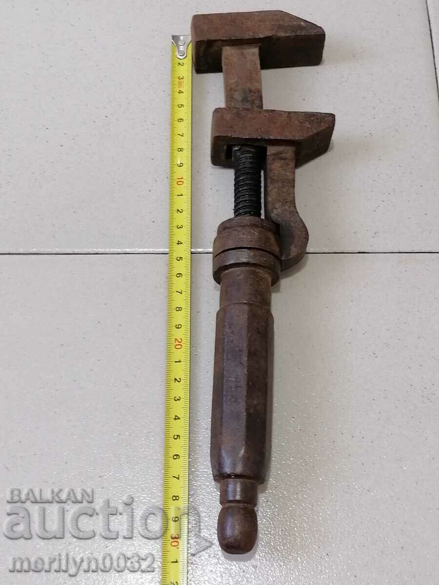 Livrarea O cheie forjată veche de la un atelier de roți Livrarea O cheie forjată veche de la un atelier de roți