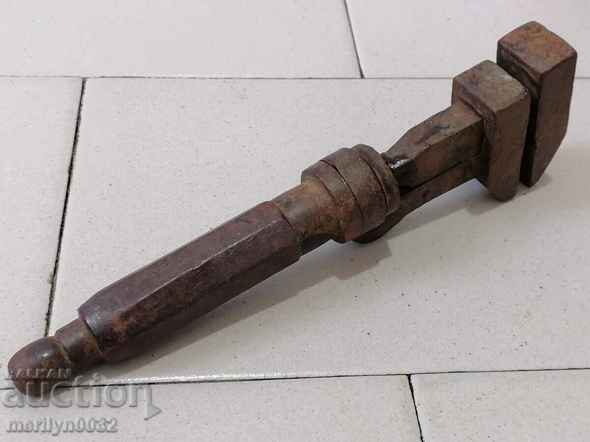 O cheie forjată veche de la un atelier de roți - 5 O cheie forjată veche de la un atelier de roți - 5