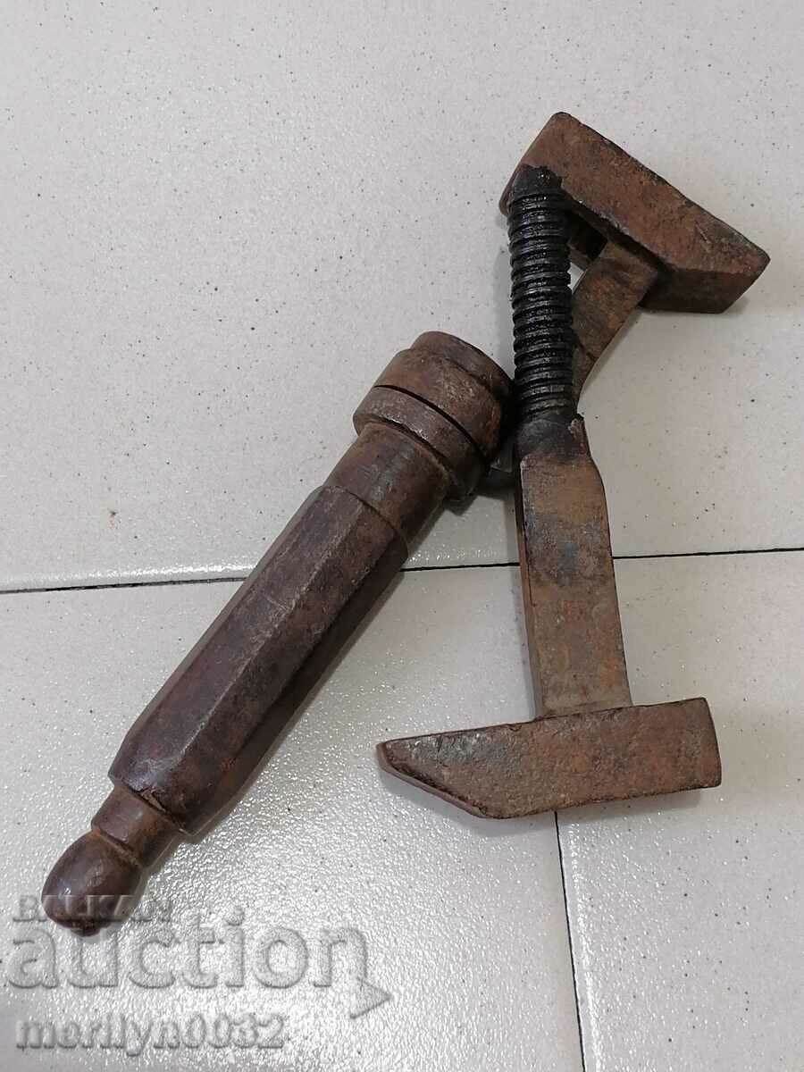 O cheie forjată veche de la un atelier de roți - 7 O cheie forjată veche de la un atelier de roți - 7