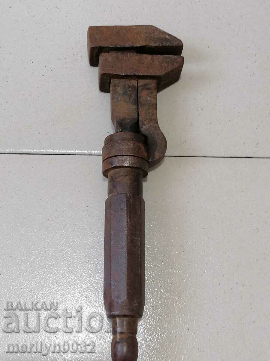 Стар кован раздвижен ключ от коларо-железарска работилница