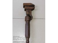 O cheie forjată veche de la un atelier de roți
