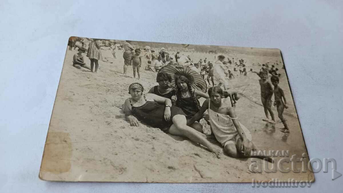 Fotografie Patru fete tinere în costume de baie de epocă pe plajă