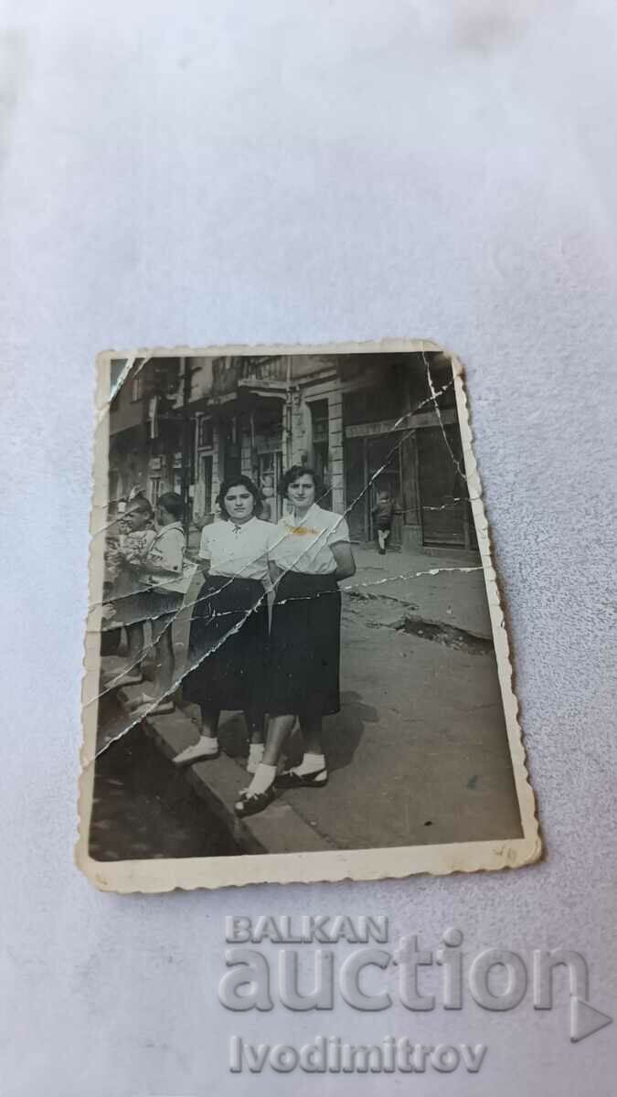 Снимка София Две млади момичета на разходка 1951