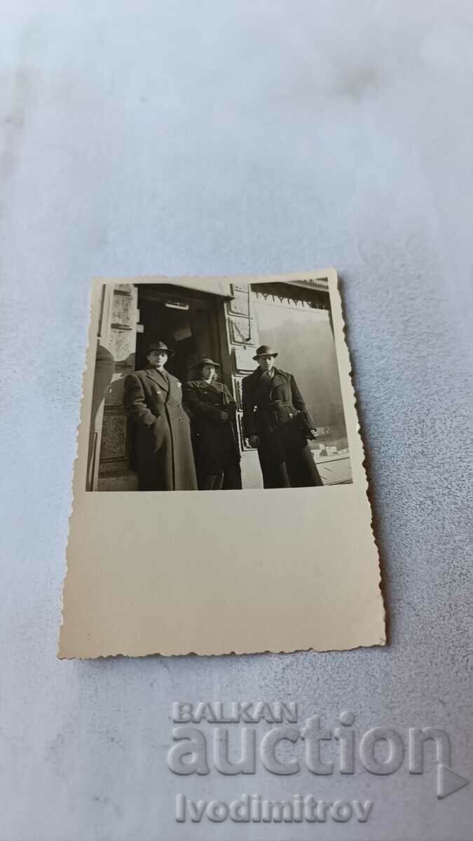 Φωτογραφία Σοφία Τρεις άντρες με χειμωνιάτικα παλτά στο πεζοδρόμιο