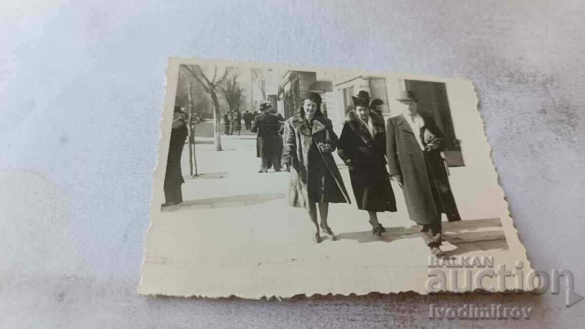 Photo Sofia A man and two women on a walk 1941