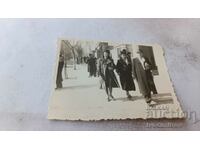 Fotografie Sofia Un bărbat și două femei la plimbare 1941