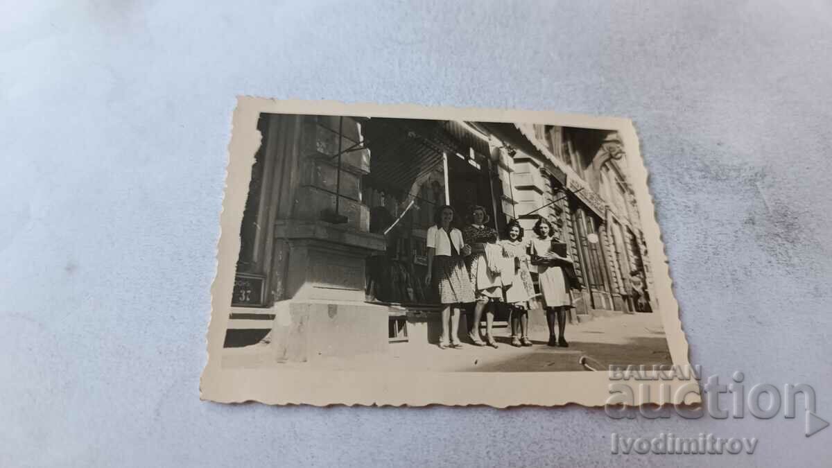 Снимка София Четири млади жени на тротоара