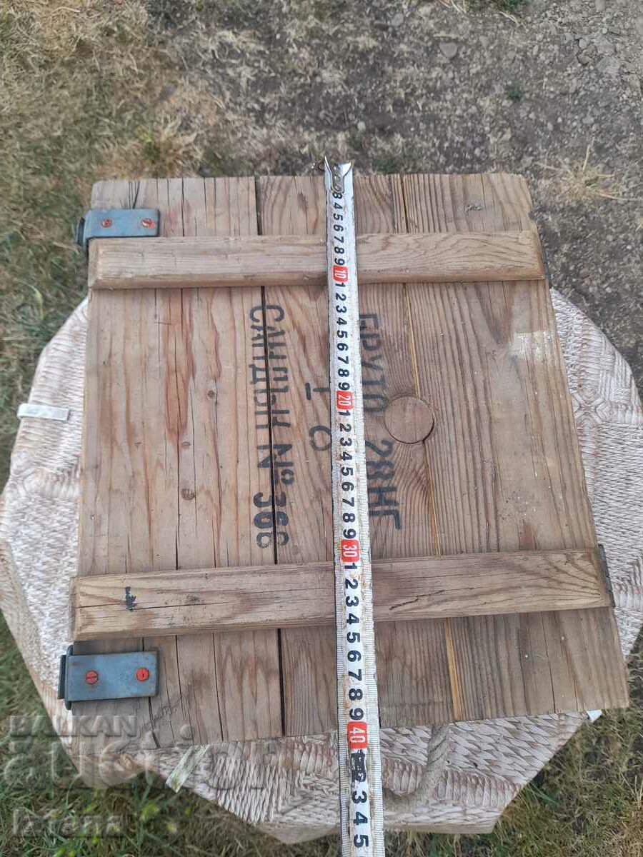 Livrarea O cutie militară veche