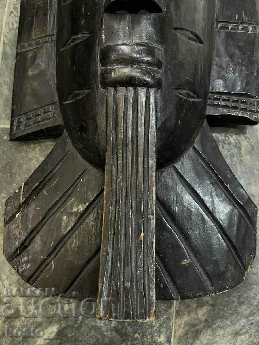 Delivery of Old large African mask